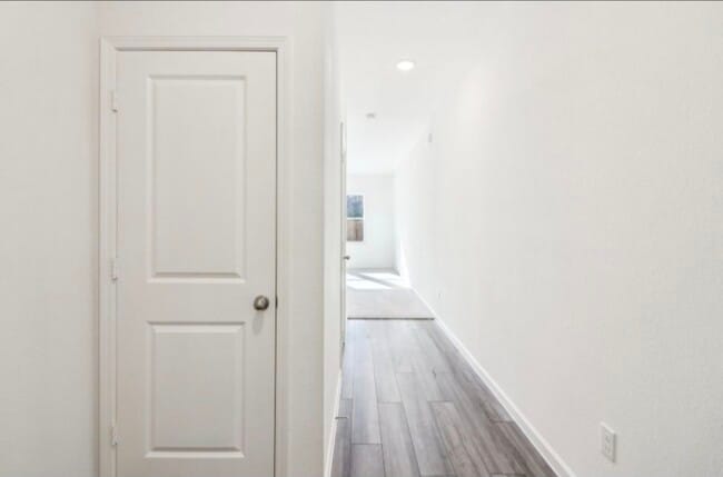 Building Photo - 998 Delta Cres