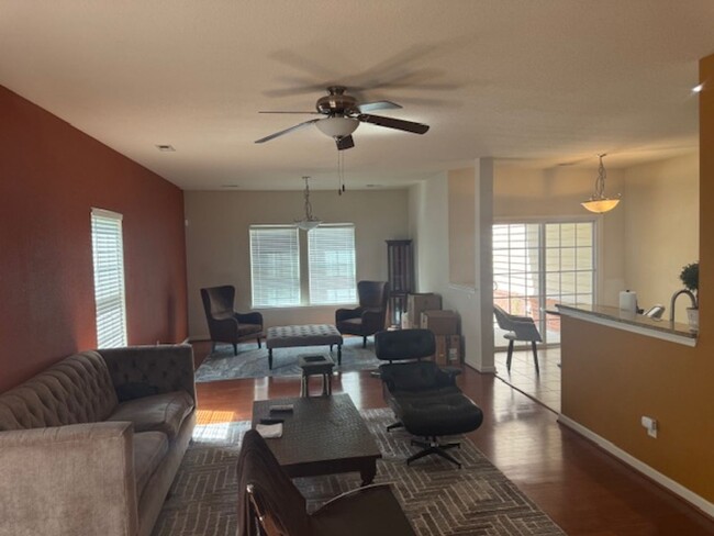 Building Photo - Beautifully Maintained 3-Bedroom Townhome ...