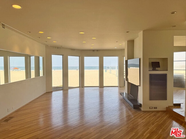 Building Photo - 3505 Ocean Front Walk