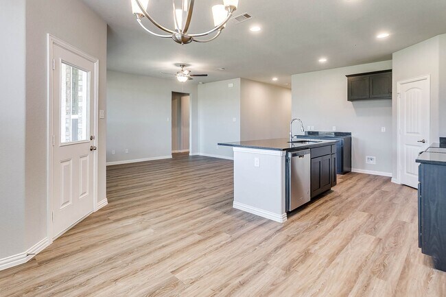 Building Photo - ? 1/2 Off First Month’s Rent! ?