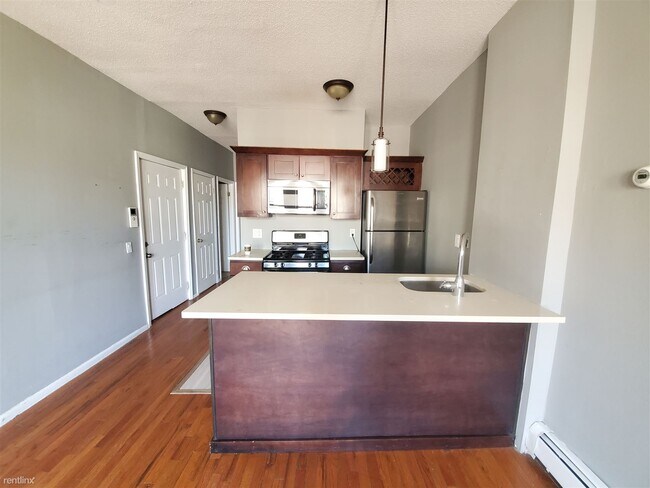 Foto del edificio - 2 br, 1 bath  - 4 Lyon St 2FL