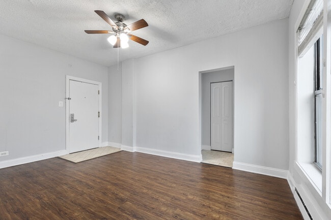 Building Photo - 4520 N Clarendon Ave