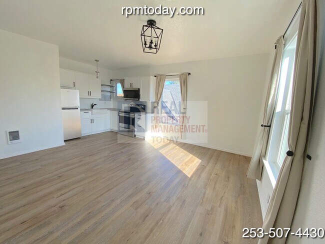Building Photo - Upper Level 2 Bedroom Loft in Tacoma!