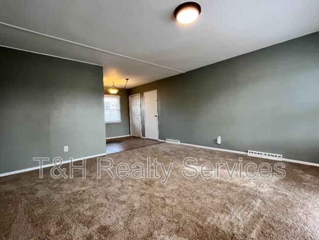 Foto del edificio - 608 Iroquois St