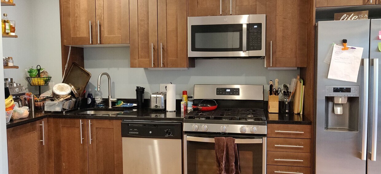 New Apartment in Allston. Eat-in Kitchen. High-End Appliances, Big Bedrooms, Lost of Closets, Lau... - New Apartment in Allston. Eat-in Kitchen. High-End Appliances, Big Bedrooms, Lost of Closets, Lau...