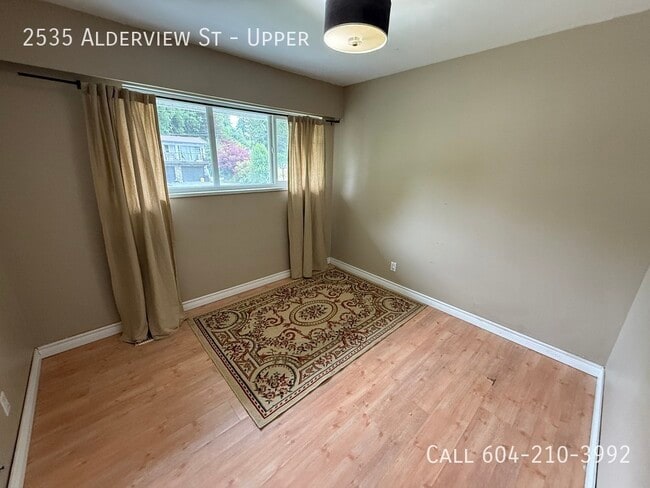 Photo du bâtiment - Spacious Upper in East Abbotsford