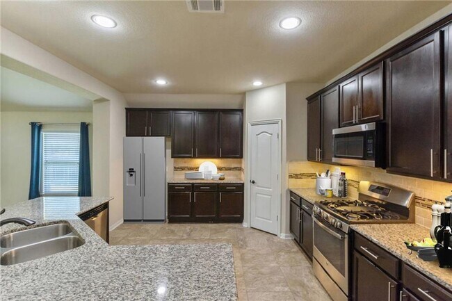 Foto del edificio - One-and-a-half story, 4 bedroom home - Available early June!