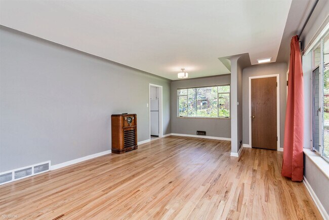 Building Photo - 2 br, 1 bath Duplex - 237 Madison Street