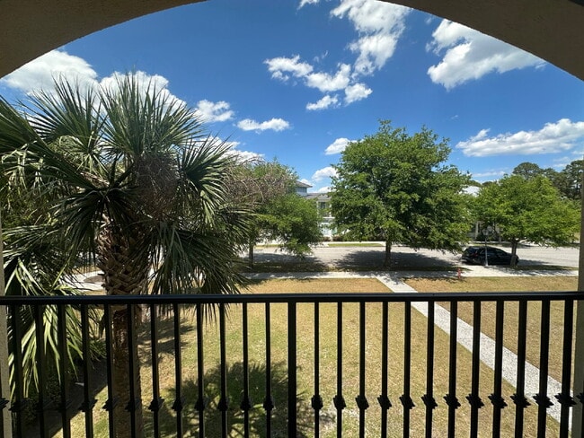 Building Photo - Beautiful Two Bedroom Townhome Located in Bluffton Village!
