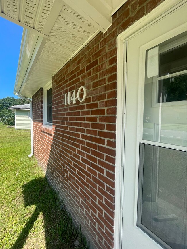 Building Photo - Stunning remodeled 2 bedroom duplex home 1...