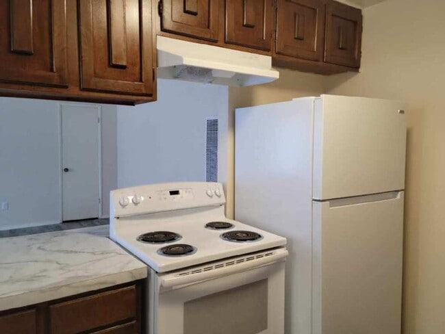 Building Photo - 2 Bedroom, 1 Bathroom Apartment In Canyonville.