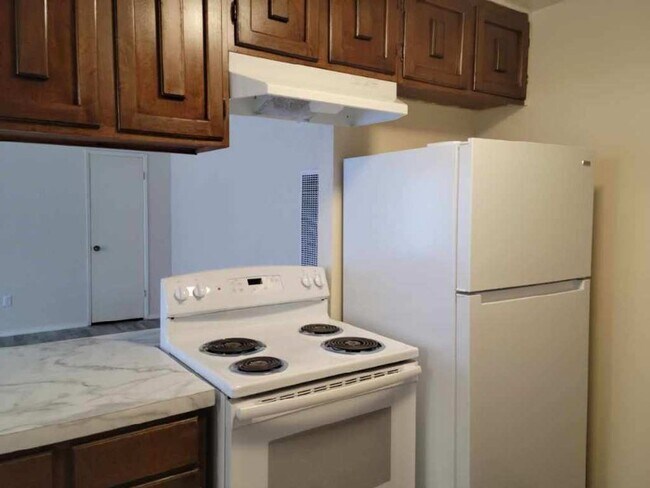 Foto del edificio - 2 Bedroom, 1 Bathroom Apartment In Canyonville.