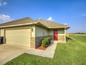 Building Photo - 609 N 5th St