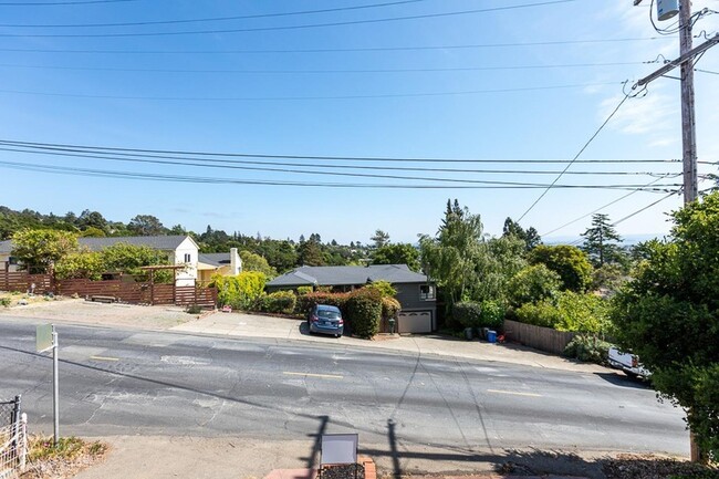 Building Photo - Beautiful 3 bed 2 bath newly renovated Kensington view home