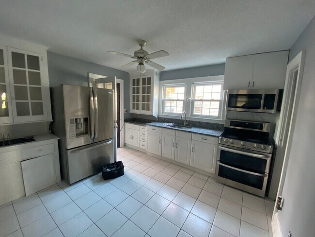 kitchen - 82 Woodlawn St