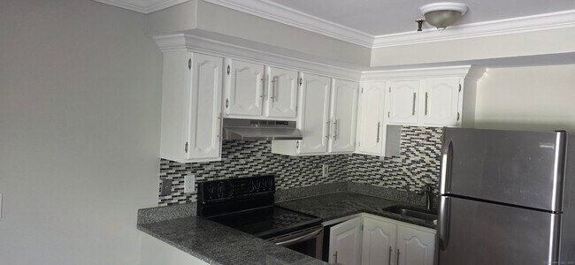 Building Photo - 678 Savin Ave
