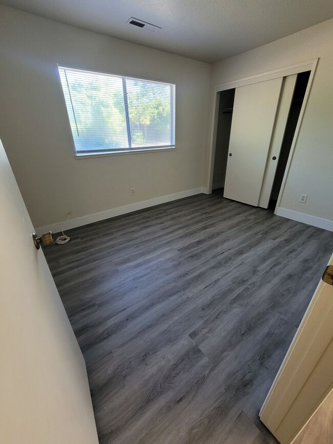 Building Photo - FER130