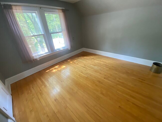 Pisos de madera noble en toda la casa. - 1938 Kendall Ave