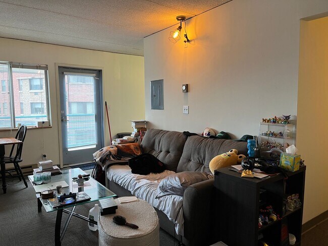 Foto del interior - Huge Fully-Furnished Bedrooms, Steps from Campus — Eddygate Apartments in the Heart of Collegetown