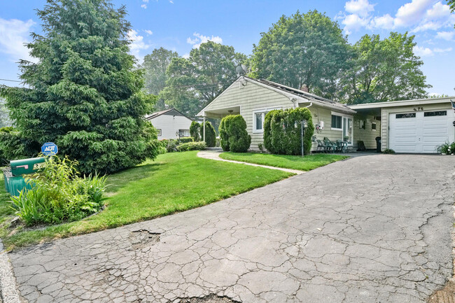 Large driveway for cars. - 376 County Center Rd