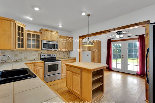 Building Photo - Three Bedroom Classic Bungalow Completely ...