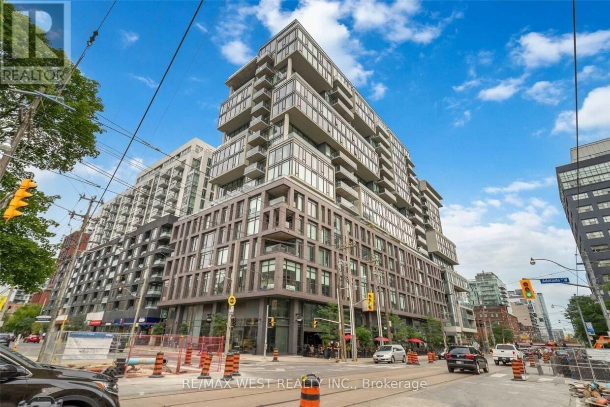 Primary Photo - 111 Bathurst St