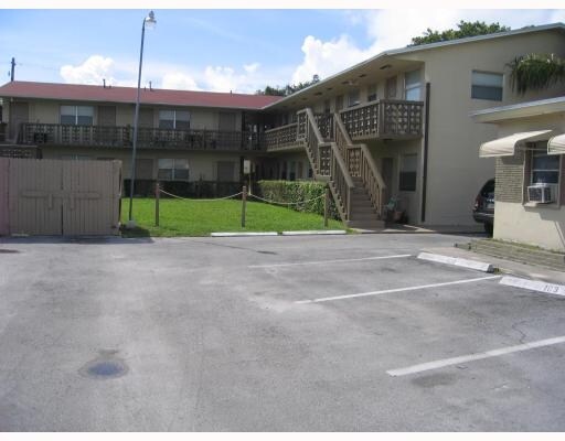 Primary Photo - Bal Harbor Apartments