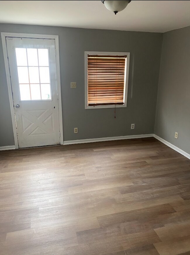 Foto del edificio - 3 Bed-1 Bath - spacious, beautiful with AC...