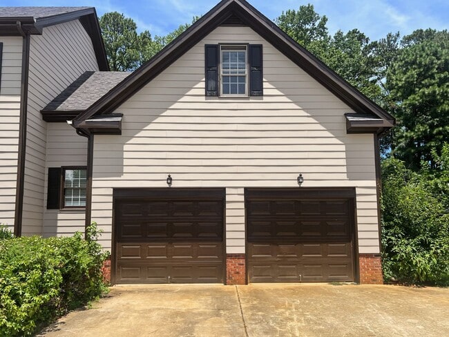 Building Photo - 3108 Summer Oaks Dr