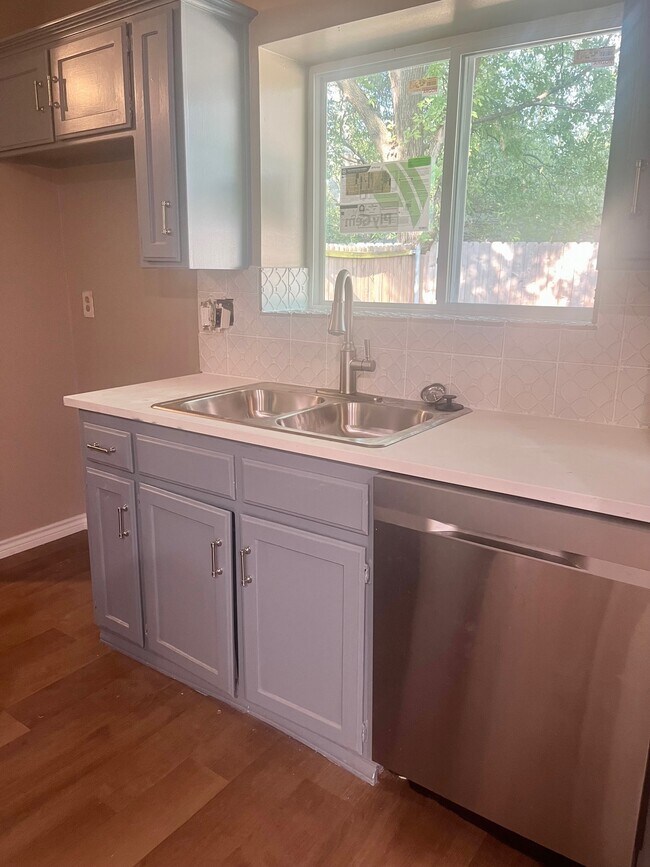 Photo - 704 Long Ct Townhome