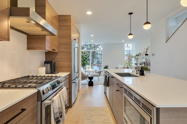 Building Photo - Modern stylish Madison Valley home