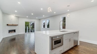 Building Photo - 555 E 5th St