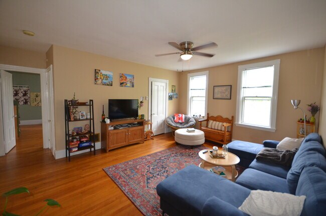 Sala de estar - 234 Cypress St
