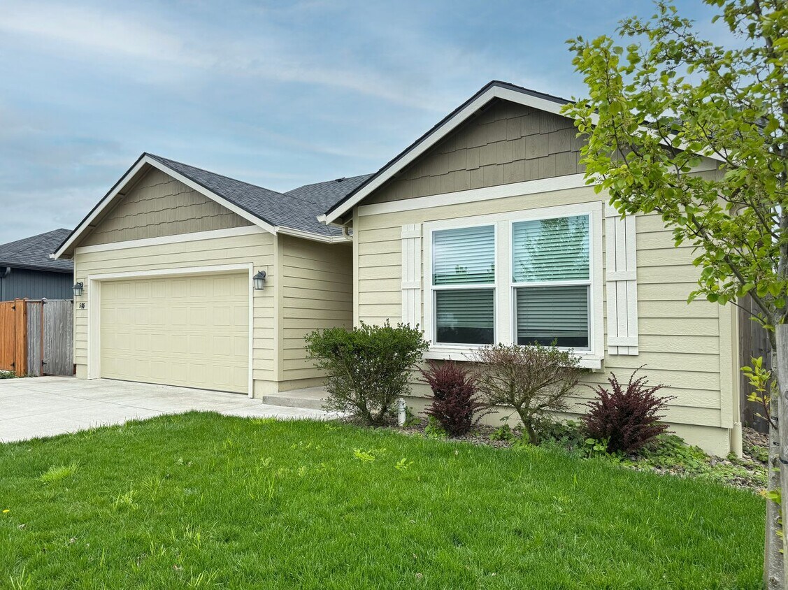 Primary Photo - Beautiful 3 Bedroom Home in a Quiet Neighb...