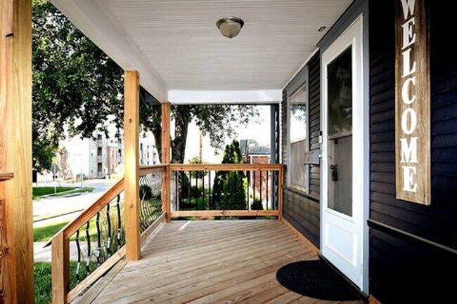 Building Photo - Furnished Living Near UNO & Aksarben!!