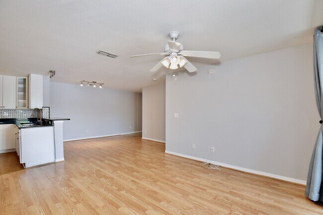 Foto del edificio - Charming 2/2 Spacious Condo with a Screened Balcony in the Highly Desired Dr. Phillips Area - Orl...