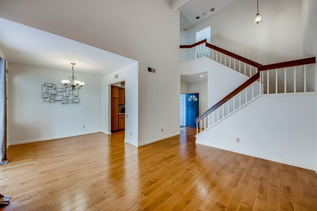 Foto del edificio - Gorgeous Townhome in the Del Mar Heights C...