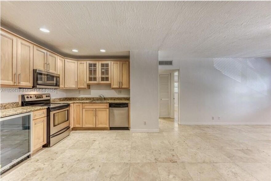 Primary Photo - 530 NE 15th Ct