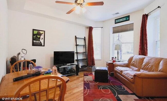 Foto del edificio - 3045 W Fullerton Ave