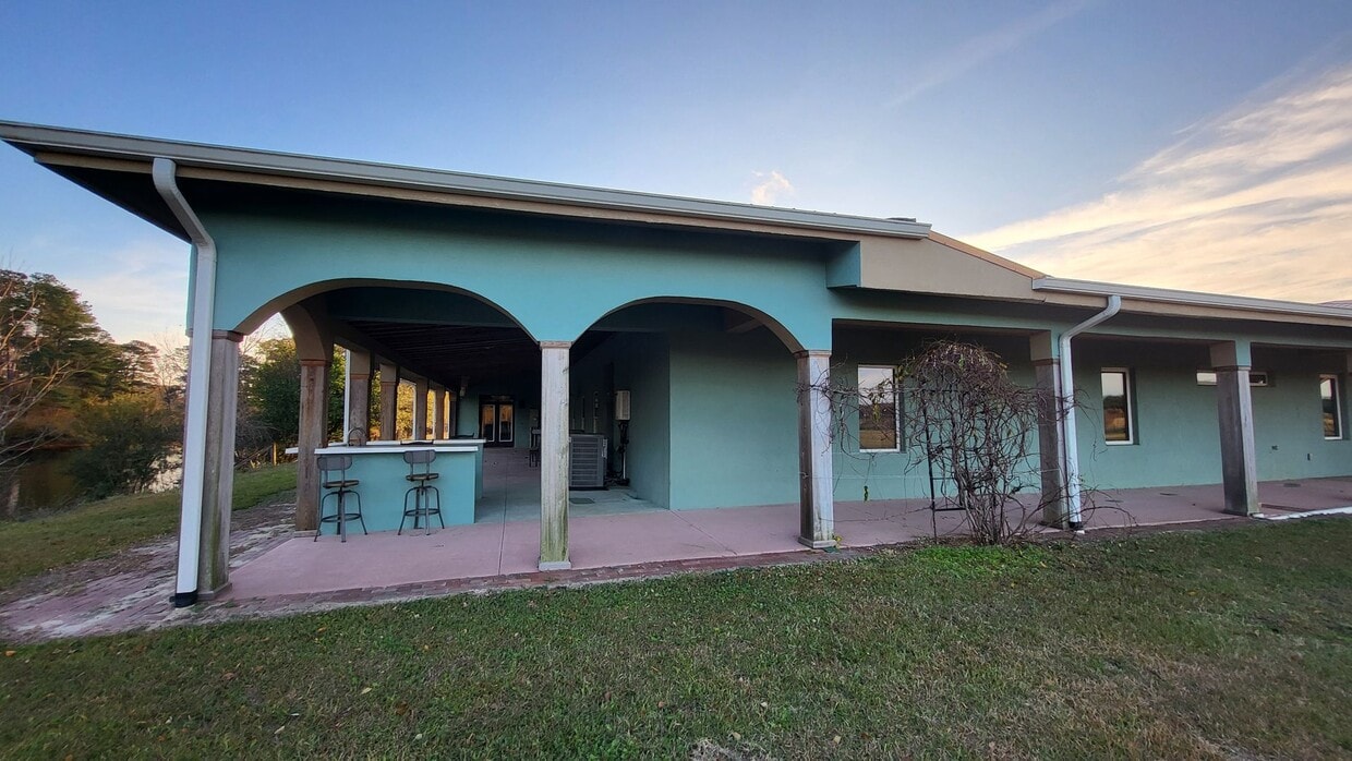 Primary Photo - 2-Bedroom, 3-Bathroom Home - Utilities Included