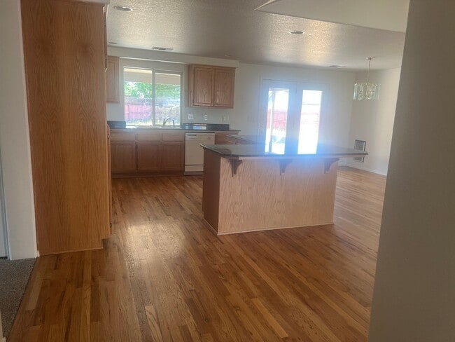 Building Photo - Quiet Neighborhood near Great Park!!