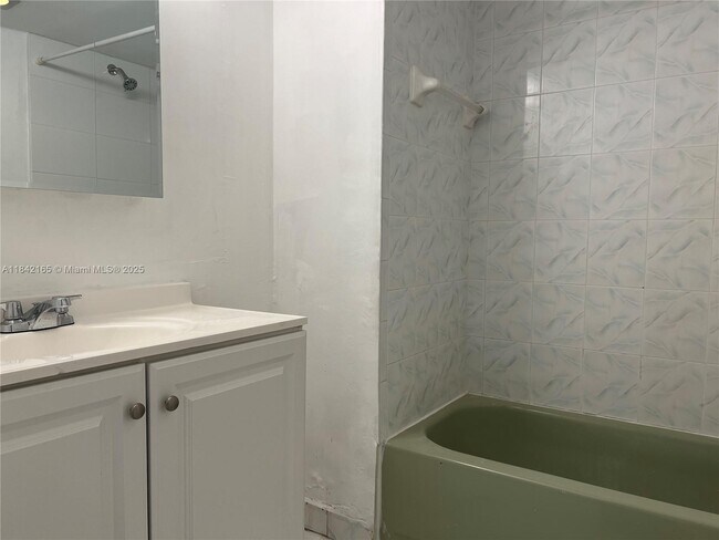 Building Photo - 9210 Fontainebleau Blvd