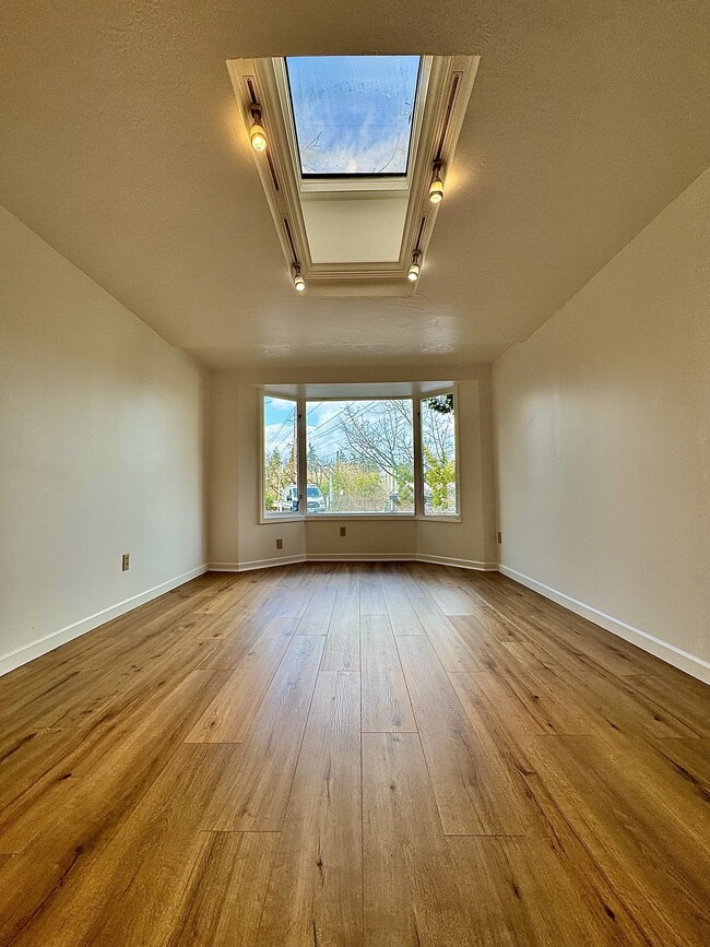 Building Photo - 3405 SW Barbur Blvd