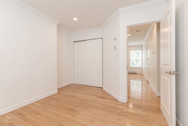Foto del edificio - 99 W Springfield St
