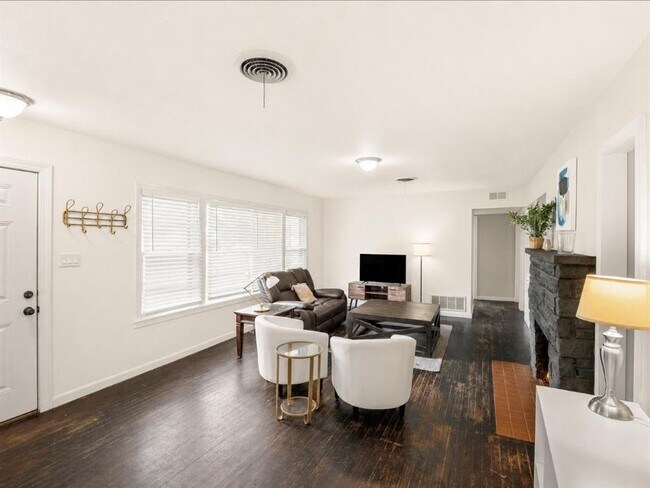 Building Photo - 6208 Walnut Hills Dr