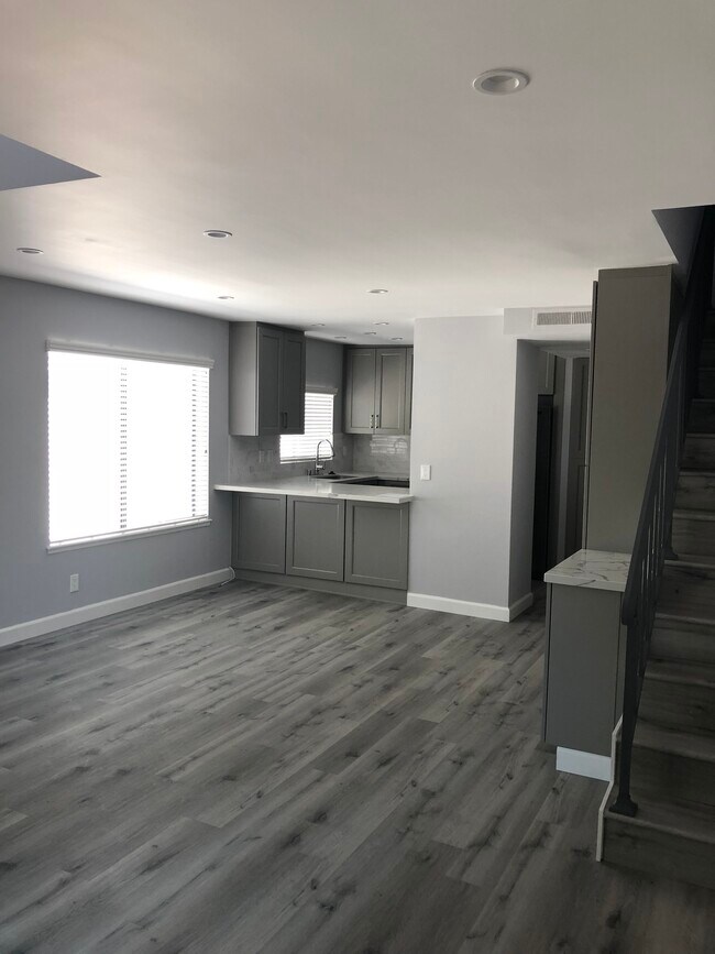 Building Photo - 10926 Bluffside Dr