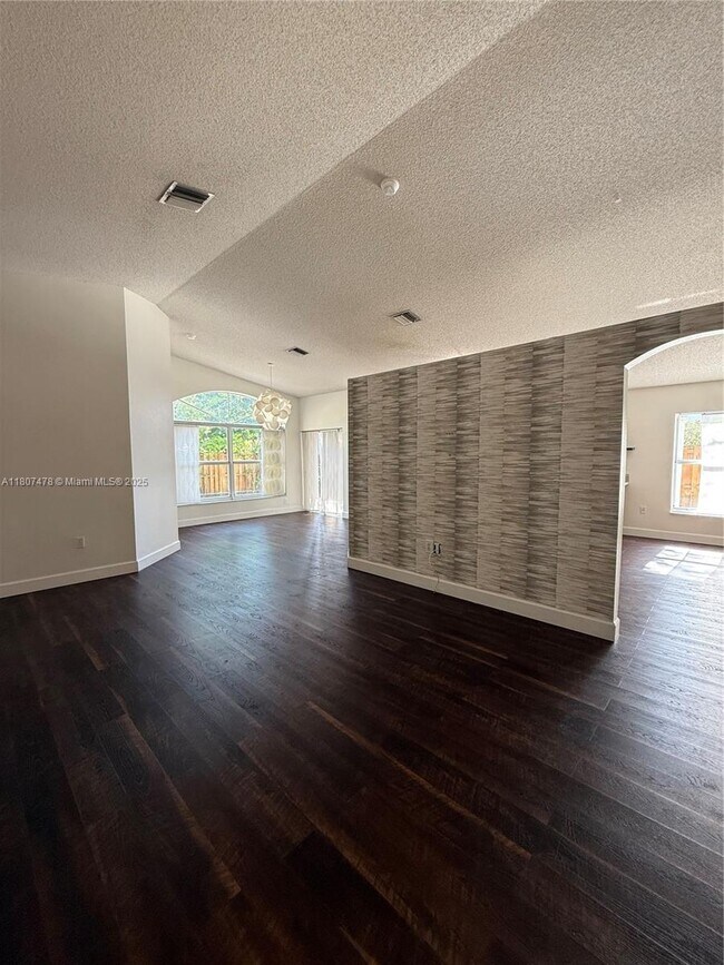 Foto del edificio - 5858 NW 113th Pl