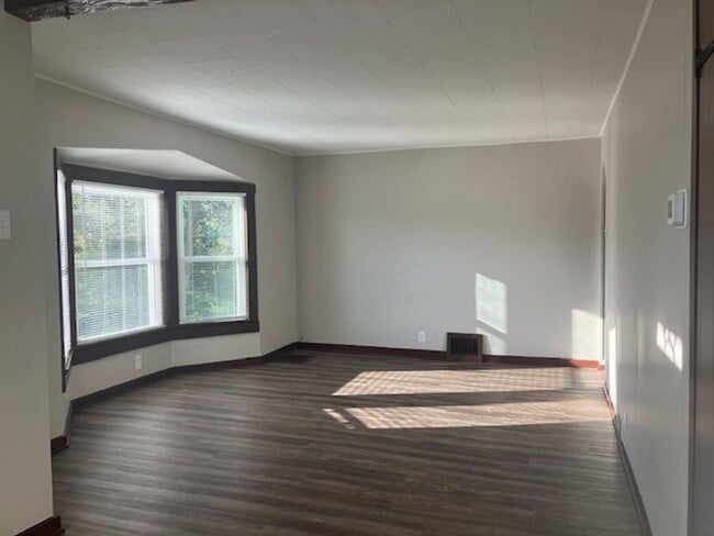 Building Photo - Updated 3 Bedroom - 1 Bath House in Twin L...