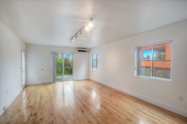 Foto del edificio - 1006 N New Hampshire Ave