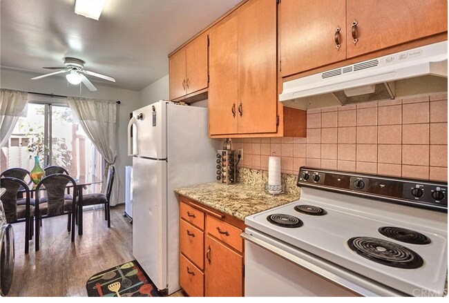 Spacious kitchen and dining room - 4727 Jackson St